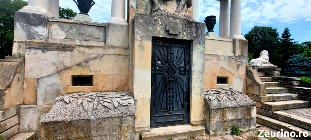 Ușa de la cripta monumentului